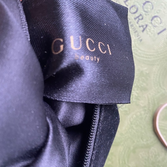 Gucci Guilty Beauty Cometic Pouch with brooch, pearl handle and chain - Picture 7 of 8